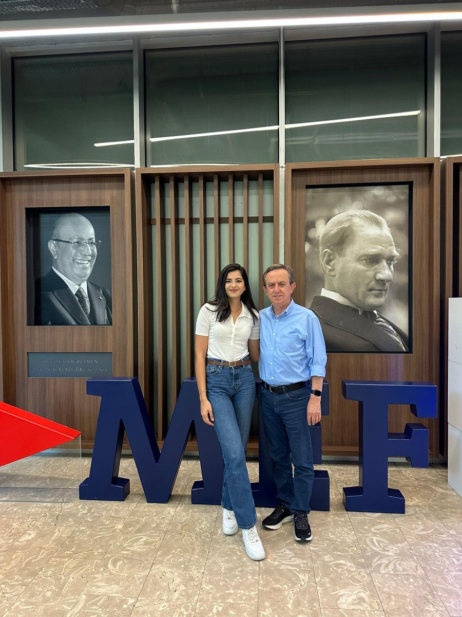 Muhammed__Sahin's tweet image. MEF Üniversitesi İşletme Bölümü’nden 3.76, Psikoloji Çift Anadal Programı’ndan ise 3,78 ortalama ile mezun olan Sevgili İrem Korkmaz, BOSCH Siemens Ev Aletleri’nde daha mezun olmadan Kategori Yöneticisi olarak işe başlamıştı. Ayrıca, İrem 2024-2025 akademik yılı işletme bölüm…