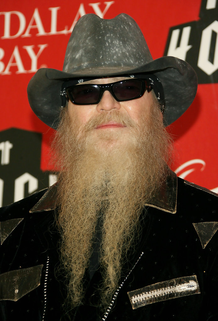 dvesean's tweet image. July 28 2021

Texas-born Dusty Hill, ZZ Top&apos;s One &amp;amp; Only Bass Player Since 1969,

Dusty Hill d. at 72.

Dusty was the shorter of the 2 ZZ guys  w/the long beards.

&quot;I said Lord take me downtown,
I&apos;m just lookin&apos; for some Tush.&quot;

Dusty Hill sang lead on that ZZ Classic.
R&amp;amp;R HOF.