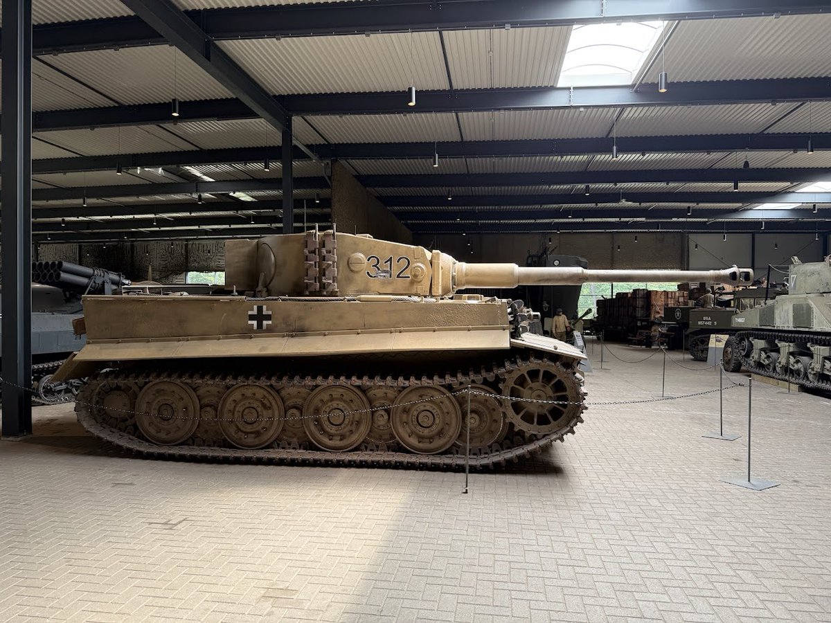 battlefieldexpl's tweet image. I was todays year old when I realized that a Tiger I tank is actually taller than a Sherman. Noticed at the Overloon War museum, and the Sherman there is on blocks. Turns out the Tiger I is between 3 cm and 26 cm / 10 inches taller than an M4 Sherman (depending on variant).