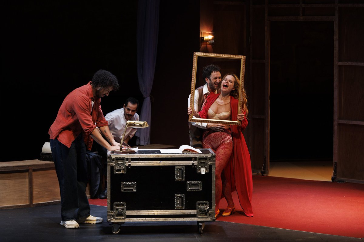 Cultura - Kultura (@cultura_na) on Twitter photo 🎭 Festival de Teatro de Olite / Erriberriko Antzerki Jaialdia
🔴 MIHURA, EL ÚLTIMO COMEDIÓGRAFO
#TeatrOlite2025 <a href="/FundBaluarte/">Fundación Baluarte</a> #navarra #nafarroakokultura #nafarroa #CulturaNavarra <a href="/Nave10Matadero/">Nave 10 Matadero</a> <a href="/EntrecajasP/">Entrecajas Producciones Teatrales SL</a> 🎭 Festival de Teatro de Olite / Erriberriko Antzerki Jaialdia
🔴 MIHURA, EL ÚLTIMO COMEDIÓGRAFO
#TeatrOlite2025 <a href="/FundBaluarte/">Fundación Baluarte</a> #navarra #nafarroakokultura #nafarroa #CulturaNavarra <a href="/Nave10Matadero/">Nave 10 Matadero</a> <a href="/EntrecajasP/">Entrecajas Producciones Teatrales SL</a>