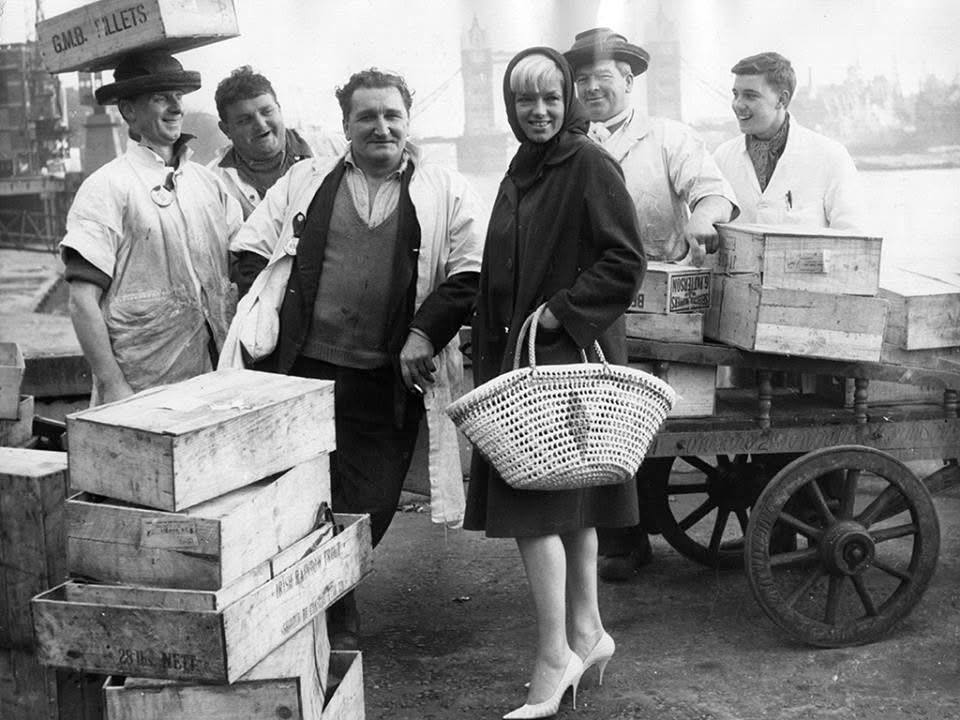 ExploringAlway's tweet image. 🇬🇧Diana Dors at Billingsgate fish market. Undated.