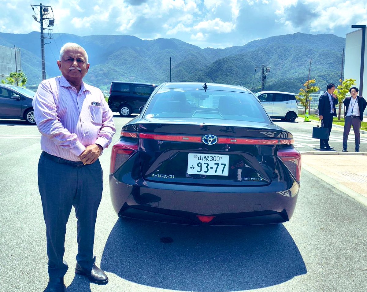 AwasthiAwanishK's tweet image. Had an engaging interaction around the Toyota Mirai a hydrogen fuel cell vehicle that emits only water!
Exciting possibilities ahead in Green Hydrogen, Centres of Excellence & clean mobility partnerships.
Uttar Pradesh is geared to drive the green revolution!
#GreenHydrogen…