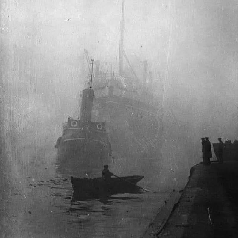ExploringAlway's tweet image. 🇬🇧An Evocative London River Shot of a Ship Being Pulled by a Tug, London (1931).