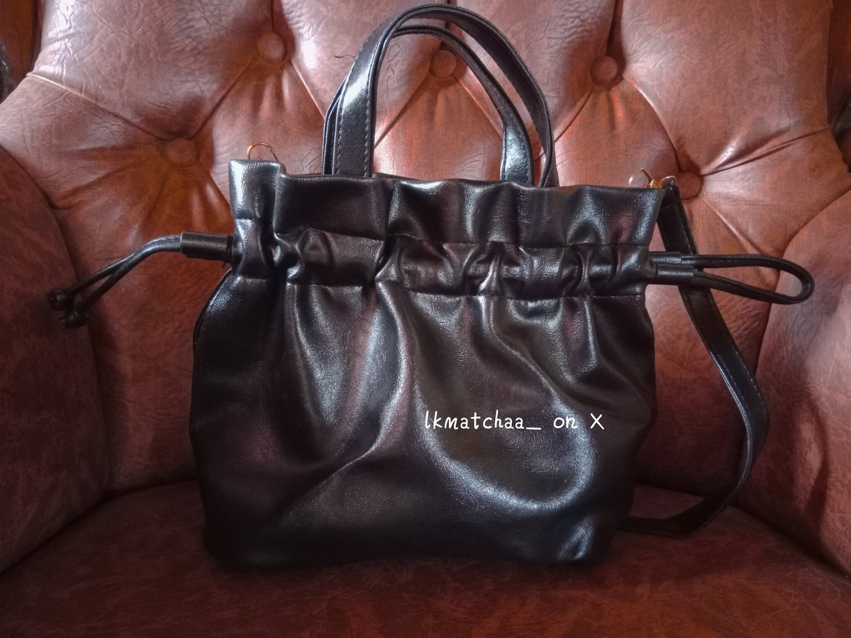 lkmatchaa_'s tweet photo. aku pilih warna hitam karena match ke semua outfit, bisa muat banyak. ini bisa diserut biar lebih lucu, jahitan rapih, dan bisa jadi slingbag juga handbag. looksnya simple, sleek, dan elegan. harganya dibawah 50rb loh😆

💌 https://t.co/xs2SF9WM8n https://t.co/J5oFJtP8XA