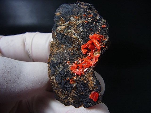 perfectstone_yh's tweet image. ロシア・エカテリンブルクで発見されタスマニア産の標本が有名なクロコアイト(紅鉛鉱)。コチラはレアなドイツ🇩🇪ザクセン産‼️負けてない紅色🩷