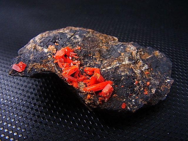 perfectstone_yh's tweet image. ロシア・エカテリンブルクで発見されタスマニア産の標本が有名なクロコアイト(紅鉛鉱)。コチラはレアなドイツ🇩🇪ザクセン産‼️負けてない紅色🩷