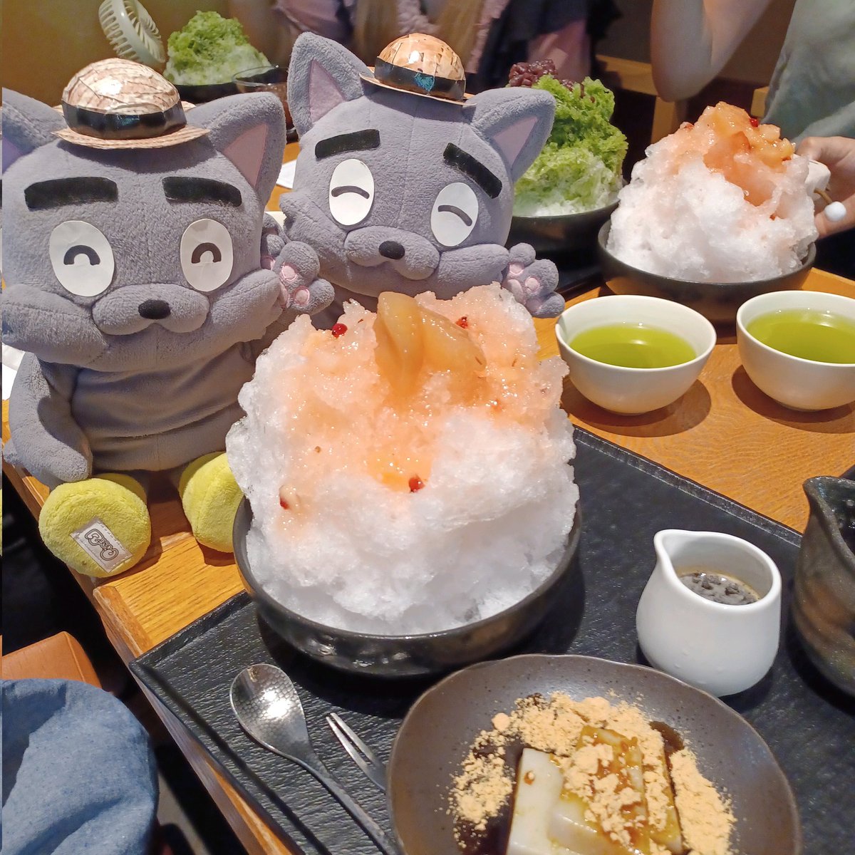 pier21_web's tweet image. 先日、船橋屋さんに皆でお邪魔しかき氷とくず餅を頂きました!🍧😋
船橋屋さんのかき氷は、くず餅乳酸菌入りでお腹に優しいと聞いていたのですが、ほんとに最後までもりもり元気に食べられて美味しかった&嬉しかったです🍧❣️
#ゆるっと企業キャラの集い #オレンヂくん #原宿みっころ #キュートーズ