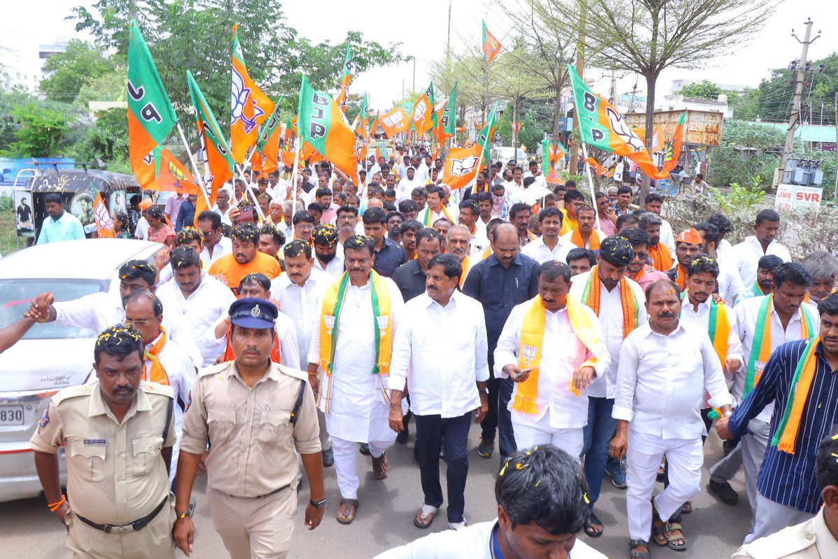 SVishnuReddy's tweet image. రాయలసీమలో రాజకీయ మార్పులు తథ్యంగా రావనున్నాయి. చైతన్యమయమైన ఈ ప్రాంత అభివృద్ధికి శ్రీ మాదవ్ గారి నాయకత్వం నిర్దిష్ట దిశను చూపుతుంది. అభివృద్ధి, పారదర్శక పాలనకు ఇదొక శుభసంకేతం.@MadhavBJP
రాష్ట్ర అధ్యక్షులు కడపలో మొదటి సారి పర్యటనలో ఉత్సాహంగా పాల్గొని పర్యటనను విజయవంతంగా చేసిన…
