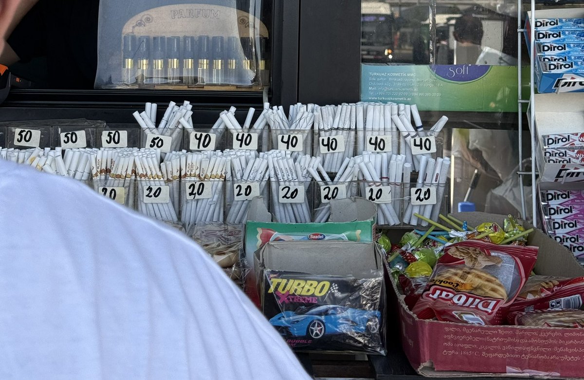 я знала, что в Баку можно купить поштучно таблетки, например, 1 блистер нурофена из пачки, а оказывачка сигареты тоже😹