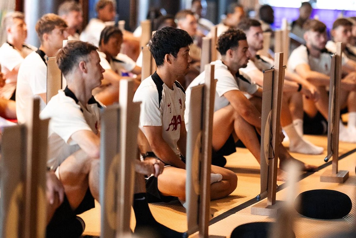 thejurgenholic's tweet image. Squad Liverpool mengunjungi Kuil Ekoin di Tokyo pada pagi hari.
Di kuil tersebut, mereka dipandu oleh seorang biksu dalam sesi meditasi khusus, sebelum kembali berlatih di lapangan pada sore harinya. 🧘🏼♀️ 🇯🇵