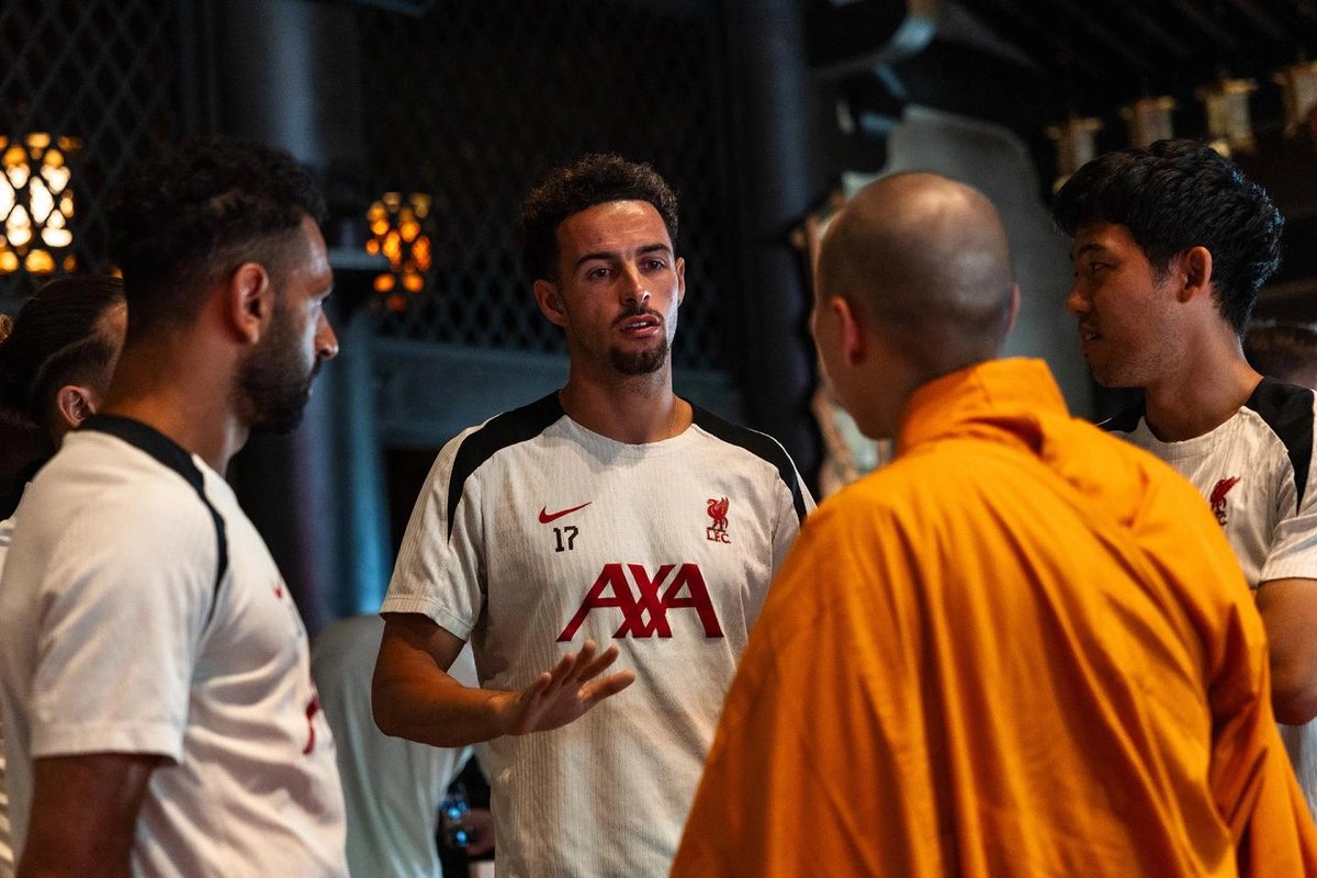 thejurgenholic's tweet image. Squad Liverpool mengunjungi Kuil Ekoin di Tokyo pada pagi hari.
Di kuil tersebut, mereka dipandu oleh seorang biksu dalam sesi meditasi khusus, sebelum kembali berlatih di lapangan pada sore harinya. 🧘🏼♀️ 🇯🇵