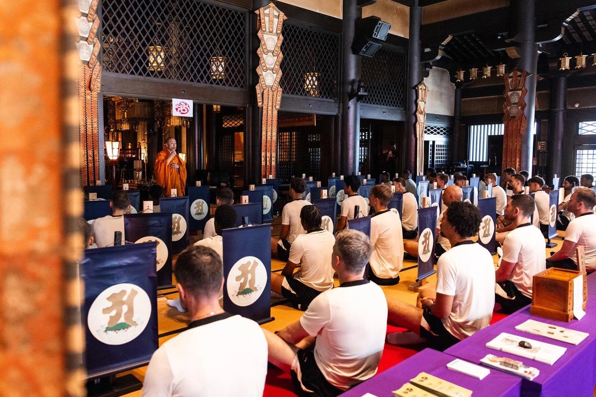 thejurgenholic's tweet image. Squad Liverpool mengunjungi Kuil Ekoin di Tokyo pada pagi hari.
Di kuil tersebut, mereka dipandu oleh seorang biksu dalam sesi meditasi khusus, sebelum kembali berlatih di lapangan pada sore harinya. 🧘🏼♀️ 🇯🇵