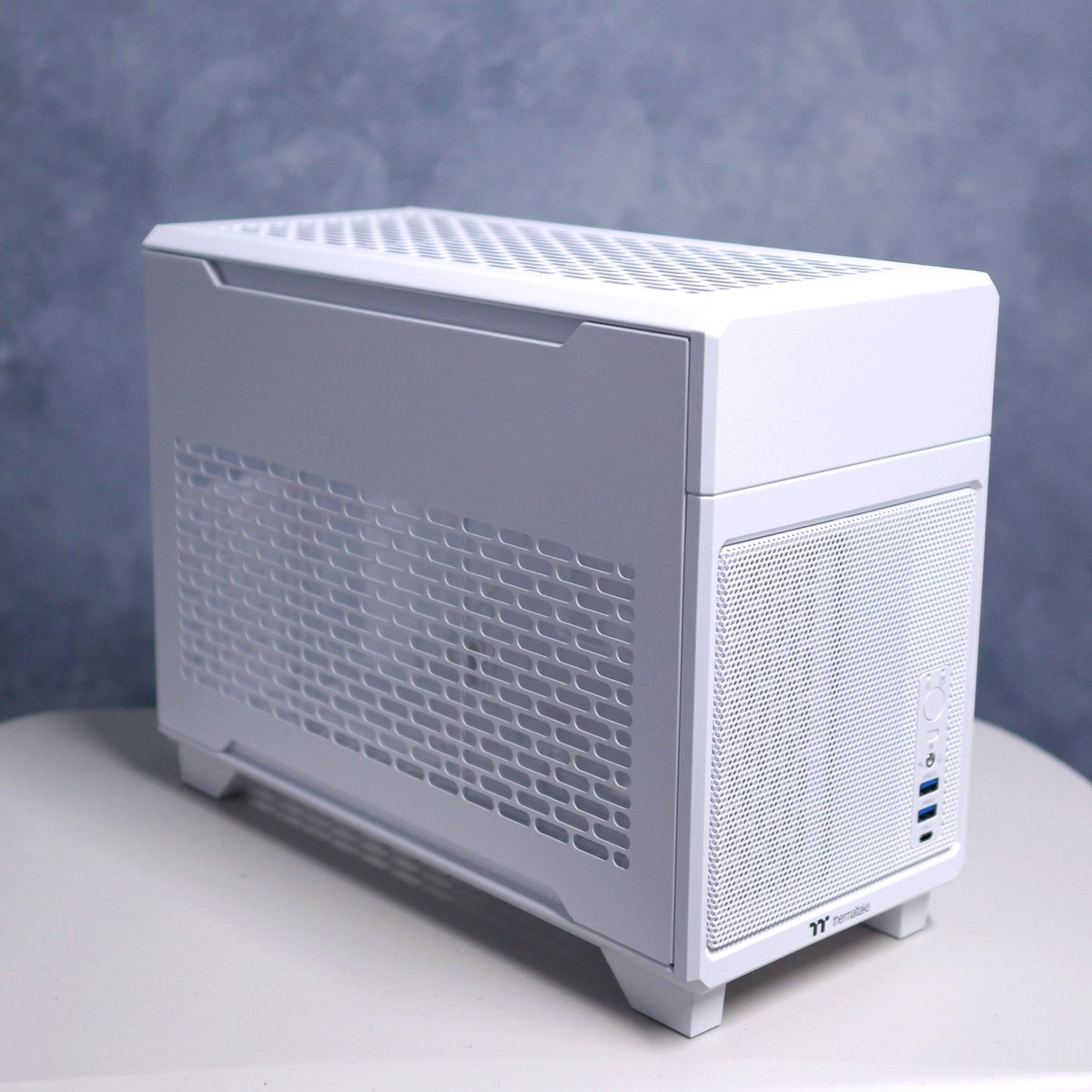 ThermaltakeInc's tweet photo. A blank canvas in pure white ❄️The TR100 Snow by @samcastudios is ready to become something incredible.

#thermaltake #TR100 #SFF #SFFPC #miniITX #smallformfactor #custompc #pccase #snow #PowerAnywhere #ReliablePerformance https://t.co/pdziTRVgaT