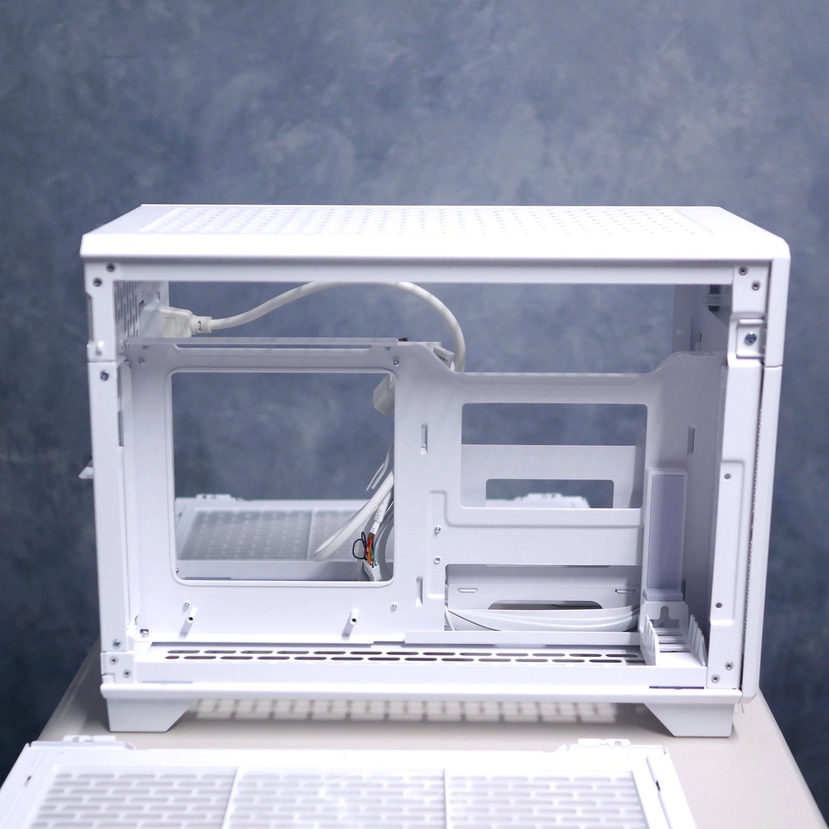 ThermaltakeInc's tweet photo. A blank canvas in pure white ❄️The TR100 Snow by @samcastudios is ready to become something incredible.

#thermaltake #TR100 #SFF #SFFPC #miniITX #smallformfactor #custompc #pccase #snow #PowerAnywhere #ReliablePerformance https://t.co/pdziTRVgaT
