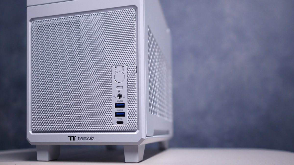 ThermaltakeInc's tweet photo. A blank canvas in pure white ❄️The TR100 Snow by @samcastudios is ready to become something incredible.

#thermaltake #TR100 #SFF #SFFPC #miniITX #smallformfactor #custompc #pccase #snow #PowerAnywhere #ReliablePerformance https://t.co/pdziTRVgaT