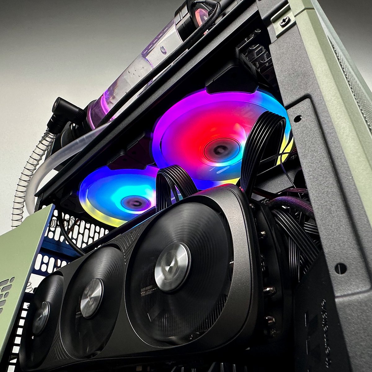 ThermaltakeInc's tweet photo. Double the rings, double the impact. 💡🌫
SWAFAN EX ARGB Sync brings stunning dual-ring lighting and modular fan design to your build.
📸@mpcproject
#Thermaltake #SWAFANEX #ARGBSync #DualRingLighting #PCBuild #ModularFan #RGBFan #PCCooling #PCBuild #SyncYourStyle #magnetic https://t.co/4qL6QUtvmf