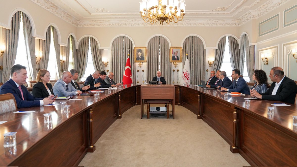 TC_istanbul's tweet image. Valimiz Davut Gül, Vali Yardımcıları ile Haftalık Değerlendirme Toplantısı yaptı.

✅Devam eden ve planlama aşamasındaki projelere ilişkin sunumların yapıldığı toplantıda Vali Gül, yürütülen çalışmalar hakkında bilgi aldı.

@gul_davut 

#İstanbul🇹🇷