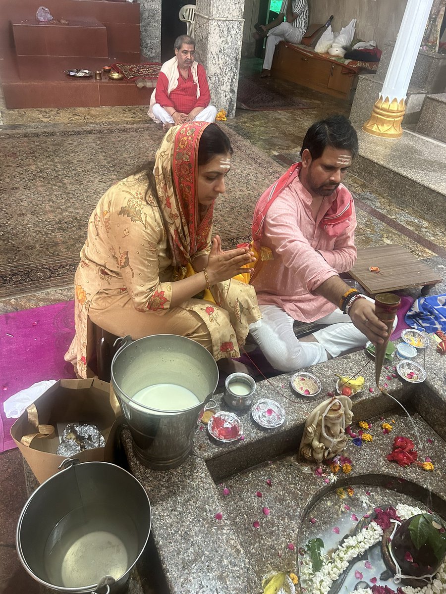 पावन श्रावण मास के तृतीया सोमवार के शुभ अवसर पर श्री  शिव भगवान का रुद्र अभिषेक कर आशीर्वाद प्राप्त किया । भगवान भोलेनाथ की कृपा सब पर सदैव बने रहे । हर हर महादेव 🙏