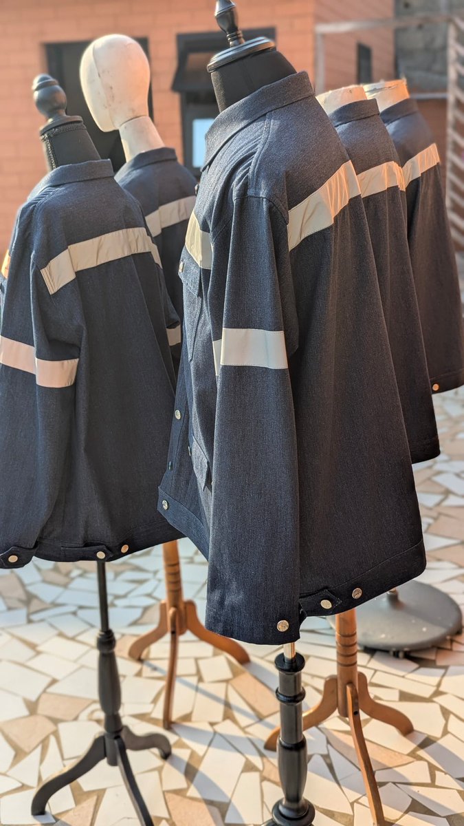 Un par-dessus en jeans pensé pour le bâtiment.
Réalisé par l’Atelier de production du CMATg avec les apprenants.
Robuste, fonctionnel, formateur.
Une couture = un apprentissage.
+228 90 32 42 07
cmatg.org
#cmatg
 #Formation #BTP #MadeInTogo