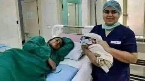 Syeda1425's tweet image. ڈیجیٹل ماں 💯
بچے کی پیدائش کے بعد ڈیلیوری روم سے نکلے ایک گھنٹہ ہوا تھا، ماں کو ابھی ابھی ہوش آیا تھا.
بدن میں طاقت بالکل ختم ہو گئی تھی....
کروٹ لینا تو دور کی بات ہلنے میں بھی بے پناہ دقت ہو رہی تھی.
اس نے بڑی مشکل سے داہنے ہاتھہ کو حرکت دی، کچھ ٹٹولا، ہاتھہ کو کچھ محسوس نہیں…