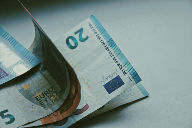 KAupelt's tweet image. "Bei ihm hat Bargeld keine Priorität: Burkhard Balz, Mitglied des Vorstandes der Deutschen Bundesbank" Natürlich als Banker wäre ich auch gegen das Bargeld. Gibt es kein Bargeld hat die Bank das Monopol. Sie könnte zum Beispiel Verwahrgeld einführen. Ich als Kleinsparer könnte…