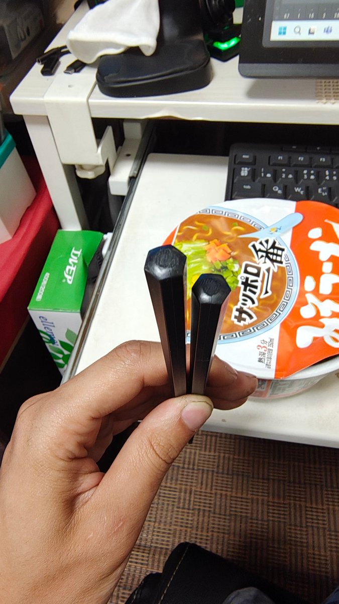 balladeluce's tweet image. 100均でなんも考えもなしに予備箸買ったんだけど
これラーメン屋の箸やん
死ぬほど見たことあるぜ