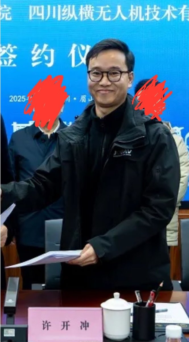 許開沖又偷別人圖了，他真正長這樣，中國四川人，喜歡偷別人的圖，很喜歡特斯拉，有一台特斯拉轎車，只會在平行世界的101出沒