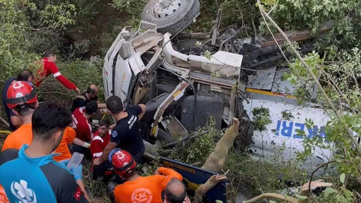 Bursa’da orman yangınına su taşıyan tankerin şarampole yuvarlanması sonucu hayatını kaybeden 3 vatandaşımıza Allah’tan rahmet, ailelerine, yakınlarına ve milletimize başsağlığı ve sabır diliyorum.