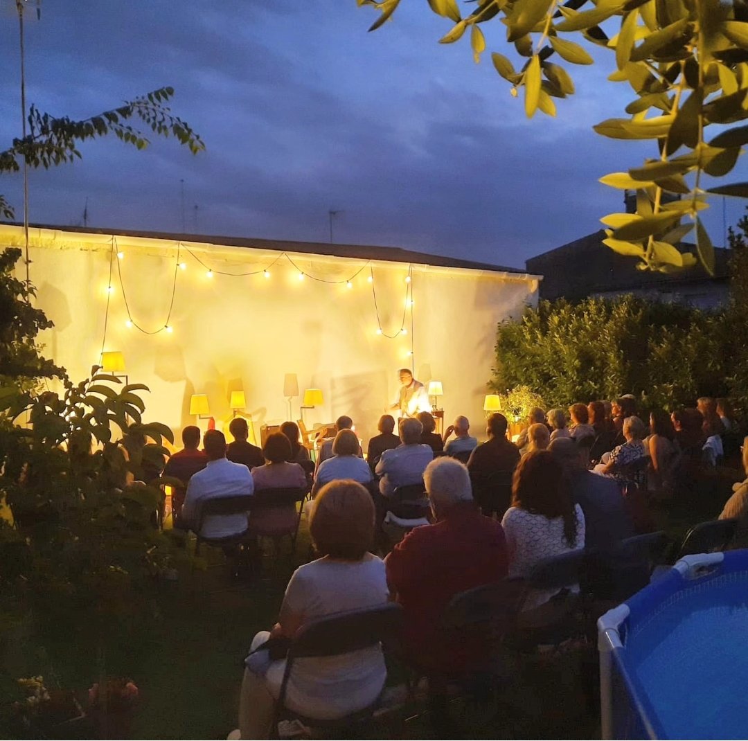 MPeraferrer's tweet image. Els actors i actrius d&apos;aquest petit país necessitem teatres on treballar,però si no &quot;ens lloguen&quot; inventem-no nosaltres les nostres plateas. Que unes parets de toxto marquin la nosta dedicació a un ofici meravellós.Som ocells de pas.Teatre als! jardins particulars.Ahir Vidreres!
