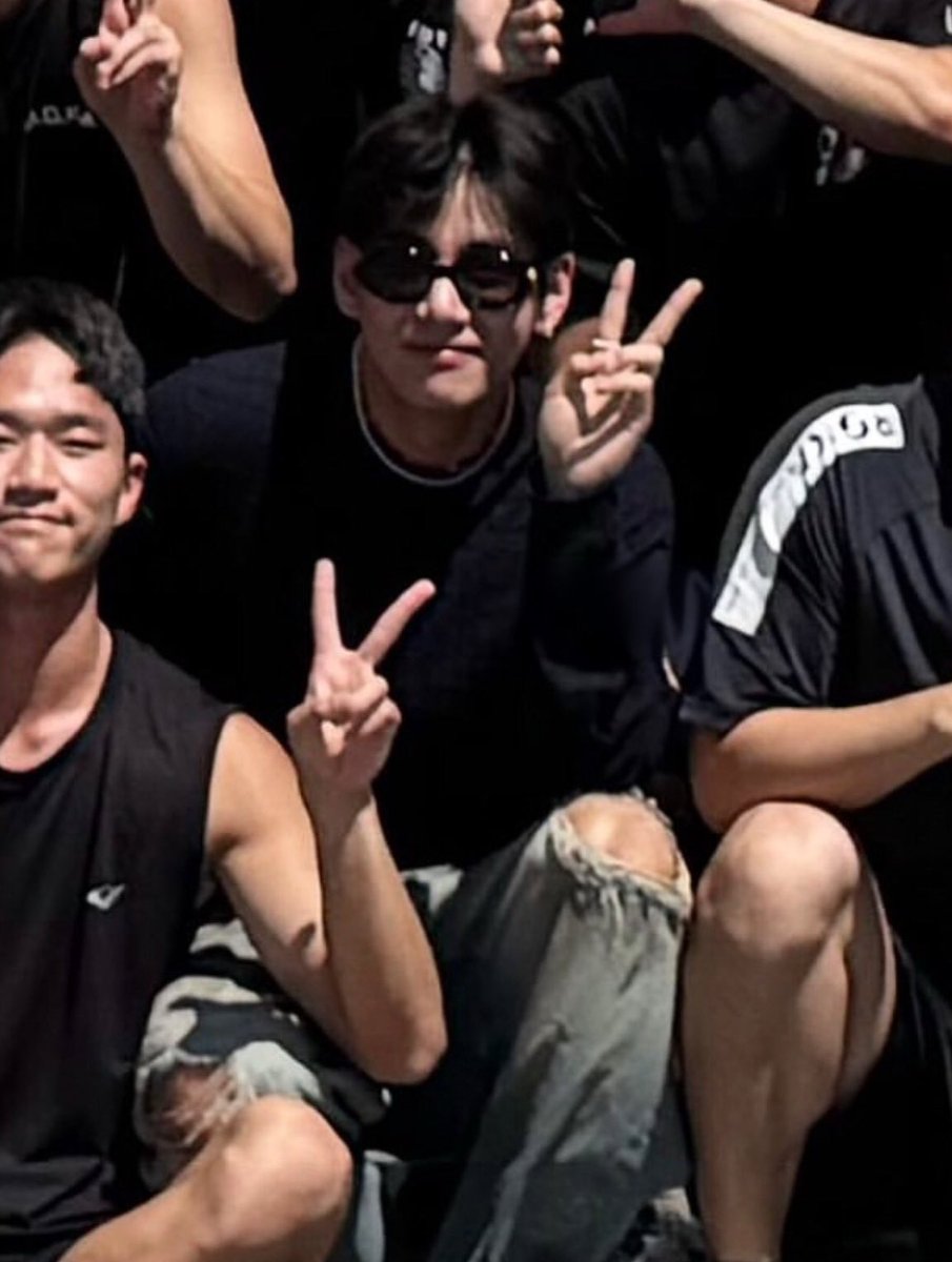 Taehyungimpact's tweet photo. Taehyung visited SDT base for his comrades’ discharge. https://t.co/J8xbTIkweq