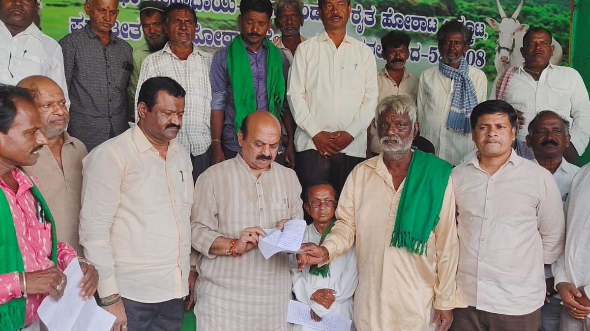 BSBommai's tweet image. ಕೇಂದ್ರ ಪರಿಸರ ಖಾತೆ ಸಚಿವರನ್ನು ಭೇಟಿಯಾಗಿ ಮಹದಾಯಿ ಯೋಜನೆಗೆ ವನ್ಯ ಜೀವಿ ಮಂಡಳಿ ಅನುಮತಿ ಪಡೆಯಲು ಪ್ರಯತ್ನಿಸಲಾಗುವುದು.
ಇಂದು ಧಾರವಾಡ ಜಿಲ್ಲೆಯ ನವಲಗುಂದ ಪಟ್ಟಣದಲ್ಲಿ ಮಲಪ್ರಭಾ - ಮಹದಾಯಿ - ಕಳಸಾಬಂಡೂರಿ ರೈತ ಹೋರಾಟ ಸಮಿತಿ ಸದಸ್ಯರು ನಡೆಸುತ್ತಿರುವ ಪ್ರತಿಭಟನಾ ಸ್ಥಳಕ್ಕೆ ಭೇಟಿ ನೀಡಿ ಅವರಿಂದ ಮನವಿ ಸ್ವೀಕರಿಸಿದೆನು.
ರಾಜ್ಯದ ನೆಲ…