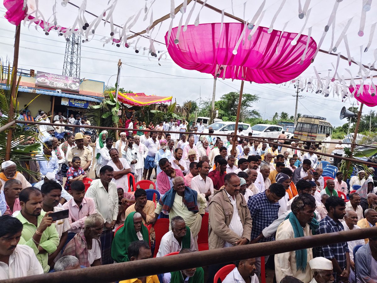 BSBommai's tweet image. ಇಂದು ಗದಗ ತಾಲೂಕಿನ ಸೊರಟೂರ ಗ್ರಾಮದಲ್ಲಿ ಕರ್ನಾಟಕ ರಾಜ್ಯ ರೈತ ಸಂಘದ ವತಿಯಿಂದ ಏರ್ಪಡಿಸಿದ 35 ನೇಯ ವರ್ಷದ ರೈತ ಹುತ್ಮಾತ ದಿನಾಚರಣೆಯಲ್ಲಿ ಭಾಗವಹಿಸಿ, ಮಾತನಾಡಿದೆನು.
ಈ ಸಂಧರ್ಭದಲ್ಲಿ ದಿನಾಂಕ 27/07/1990 ರಂದು ಬಗರ್ ಹುಕುಂ ಚಳುವಳಿಯಲ್ಲಿ ಹುತಾತ್ಮರಾದ ದಿವಂಗತ ಶ್ರೀ ಮಹಾಲಿಂಗಪ್ಪ ಮಲ್ಲೇಶಪ್ಪ ಗಿಡ್ಡಕೆಂಚಣ್ಣವರ, ಶ್ರೀ ಚನ್ನಬಸಪ್ಪ…