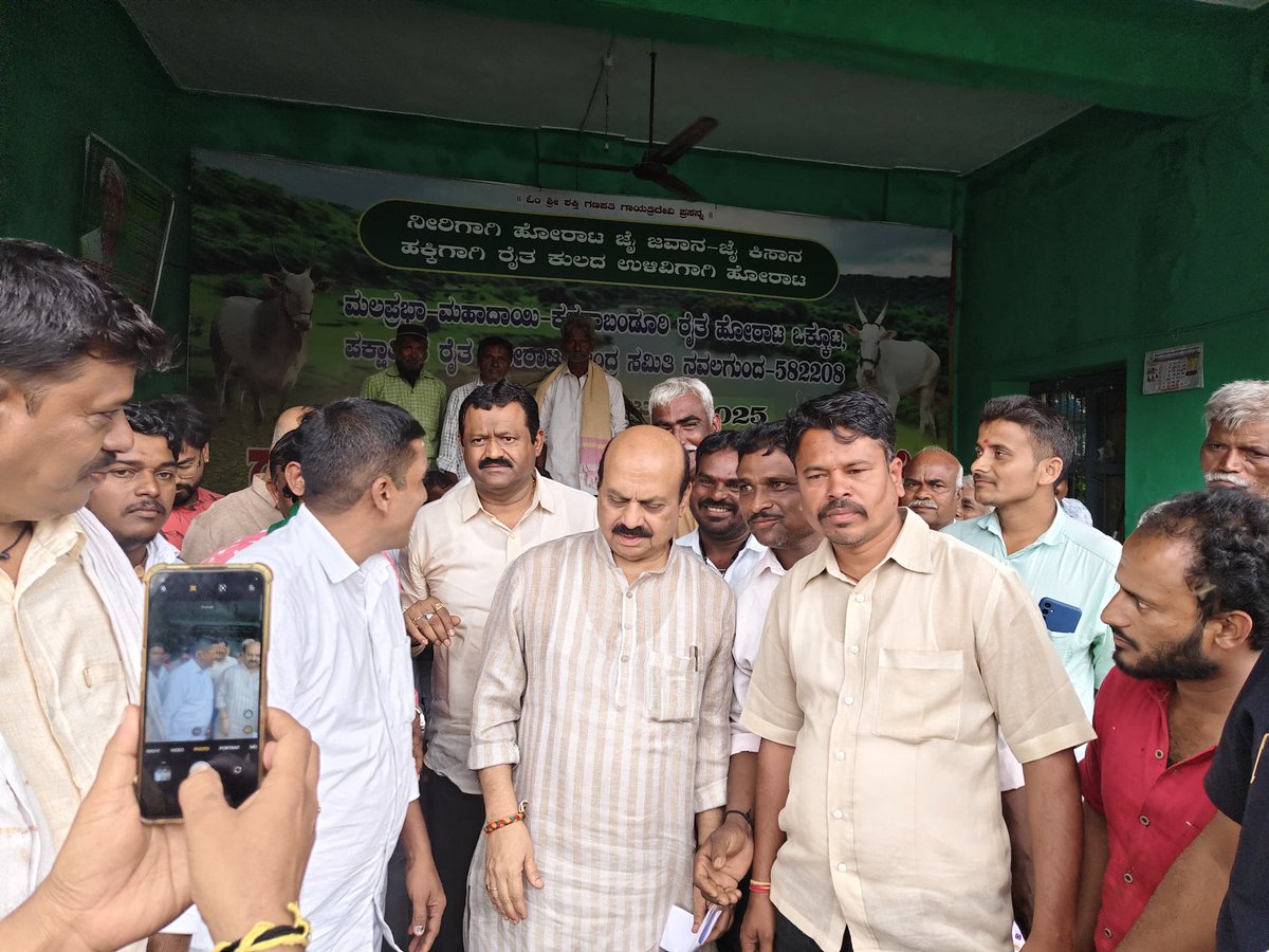 BSBommai's tweet image. ಕೇಂದ್ರ ಪರಿಸರ ಖಾತೆ ಸಚಿವರನ್ನು ಭೇಟಿಯಾಗಿ ಮಹದಾಯಿ ಯೋಜನೆಗೆ ವನ್ಯ ಜೀವಿ ಮಂಡಳಿ ಅನುಮತಿ ಪಡೆಯಲು ಪ್ರಯತ್ನಿಸಲಾಗುವುದು.
ಇಂದು ಧಾರವಾಡ ಜಿಲ್ಲೆಯ ನವಲಗುಂದ ಪಟ್ಟಣದಲ್ಲಿ ಮಲಪ್ರಭಾ - ಮಹದಾಯಿ - ಕಳಸಾಬಂಡೂರಿ ರೈತ ಹೋರಾಟ ಸಮಿತಿ ಸದಸ್ಯರು ನಡೆಸುತ್ತಿರುವ ಪ್ರತಿಭಟನಾ ಸ್ಥಳಕ್ಕೆ ಭೇಟಿ ನೀಡಿ ಅವರಿಂದ ಮನವಿ ಸ್ವೀಕರಿಸಿದೆನು.
ರಾಜ್ಯದ ನೆಲ…