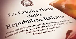 Principi fondamentali
Art. 1
L'Italia 🇮🇹  è una Repubblica democratica, fondata sul lavoro.
La sovranità appartiene al popolo, che la esercita nelle forme e nei limiti della Costituzione.