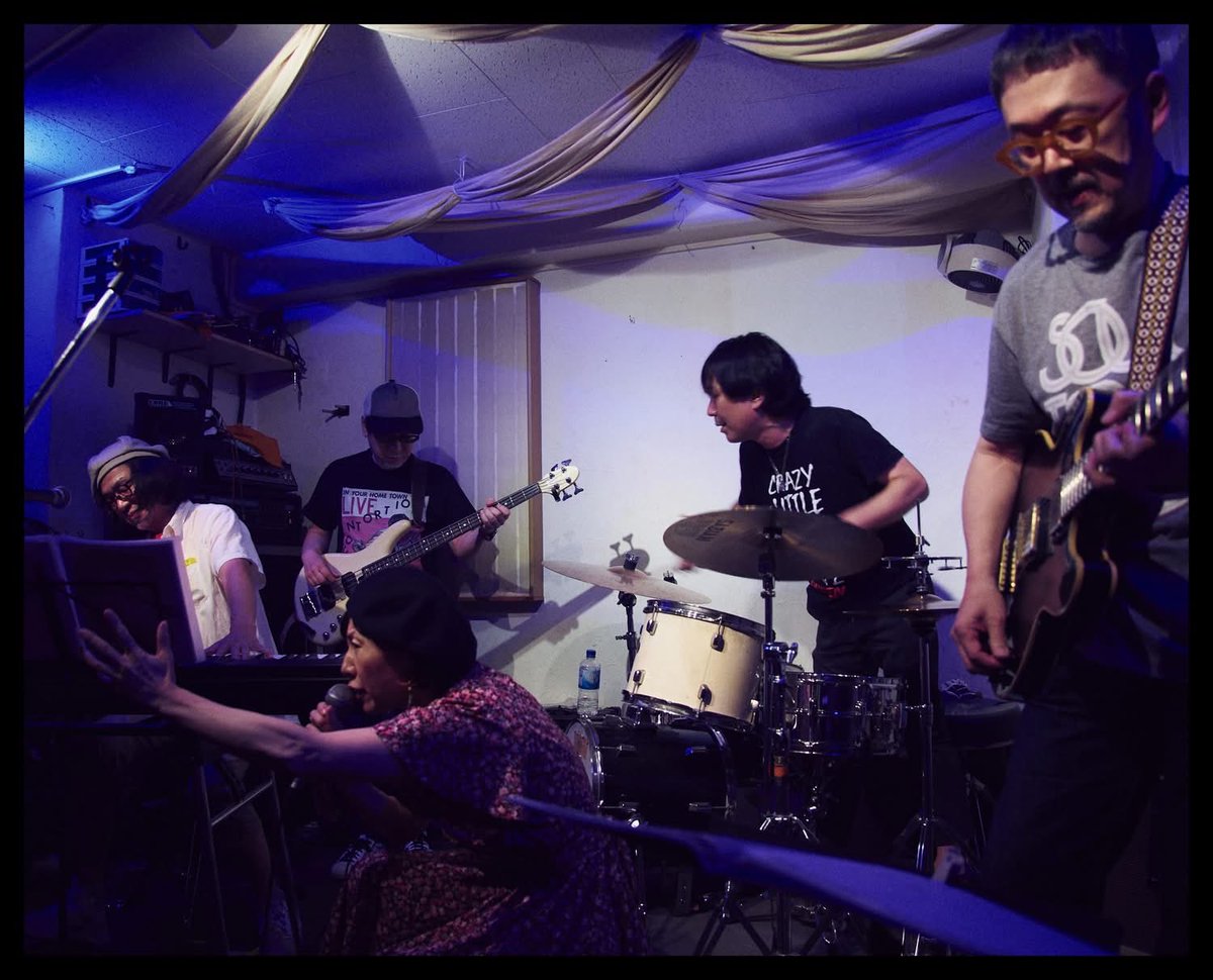 昨夜は暑い中、集まってくれたみなさん、ありがとう〜！！！
下北沢ラウン、とっても素敵な箱でした！
「瞬きの瞬間」ザズエイラーズって、すっごく良いバンド！昨夜のステージを観れて良かった。
そして我々を誘ってくれてありがとう。最高の時間でした。