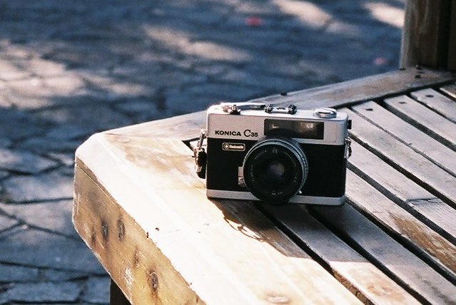 KiokuCamera's tweet image. 【過去記事】写ルンですを一年中持ち歩くような軽快さ。街角スナップシューター、Konica C35。- 記憶カメラ
is.gd/U0iUuf
