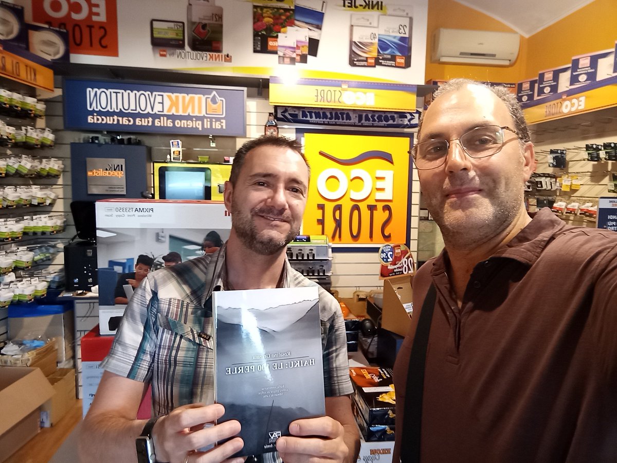 Il mio amico Giuseppe con la nuova raccolta #haikule100perle, uno dei tanti amici che possiede tutti i miei libri. Grazie ancora e buona lettura!

La poesia rende unica la vita.

pavedizioni.it/prodotto/haiku…

#haikule100perle
#pavedizioni