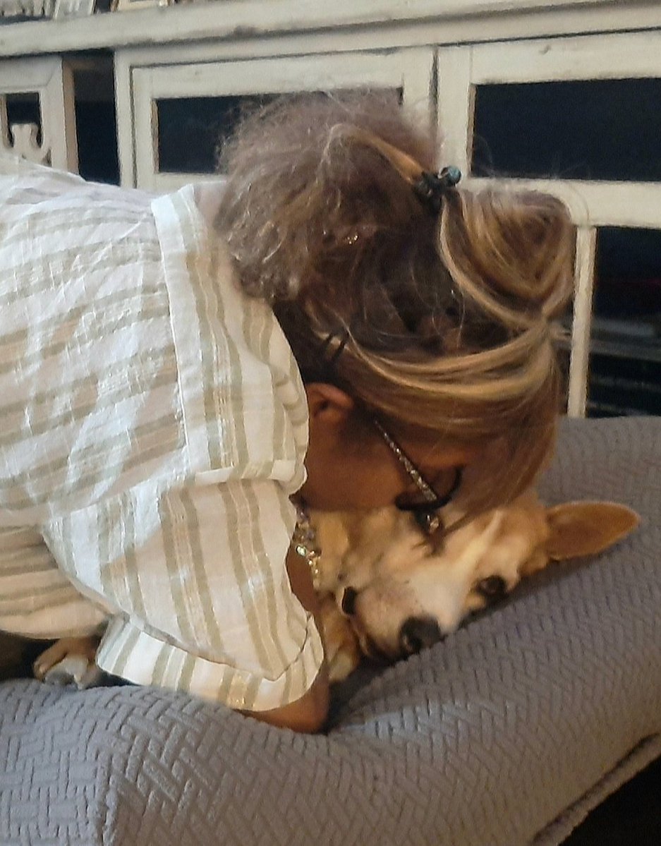 EltonSherrif's tweet image. Scenes from da weekend: First I under serious love attack from my mommy, she massaging I, making I feel so much @ home & kissing I. After dinner, I is upstairs with daddy watching Police TV - nice show with K9's🐕, I enjoyed a treat, looking @ daddy 4 more, then💤💤🤭🖐🙏🐾🚔🐕💞
