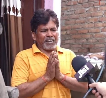 KraantiKumar's tweet image. सरकार, पुलिस डिपार्टमेंट, न्यायपालिका और महानगर पालिका को चलाने वालों में दिल दिमाग और मानवीय संवेदना नही होती है.
POOR MAN : कहां लेकर बच्चों को जाएंगे साहब. (रोते हुए) इतनी परेशानी झेल रहा हूँ साहब, सहा नही जा रहा है मुझसे. कहां रहे, कहां जाए,
छोटे छोटे बच्चे पूछ रहे पापा…