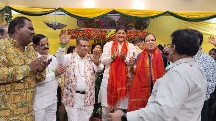 jaikishan_bjp's tweet photo. कल “वैश्य युवा मैत्री संघ (रजि.) महिला विंग” द्वारा कमला नगर में आयोजित #TeejMahotsav2025 में धर्मपत्नी श्रीमती शशि गोयल जी संग शामिल हुआ।
पारंपरिक झूले, गीतों और महिला सहभागिता से यह आयोजन अद्भुत रहा। आयोजकों को शुभकामनाएं।
#VYMS #MahilaWing https://t.co/61DNos67dl