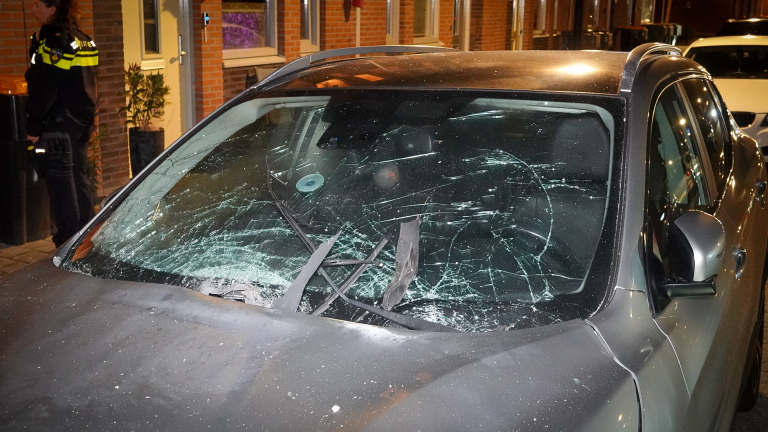 Bewoner Boomvalk weer de dupe door explosief, auto vernield: Een auto aan de Boomvalk in Heerhugowaard is in de nacht van zondag op maandag vernield met een explosief. Een ruit van het huis waar de auto voor geparkeerd stond sneuvelde ook. Niemand raakte… dlvr.it/TM8RcZ