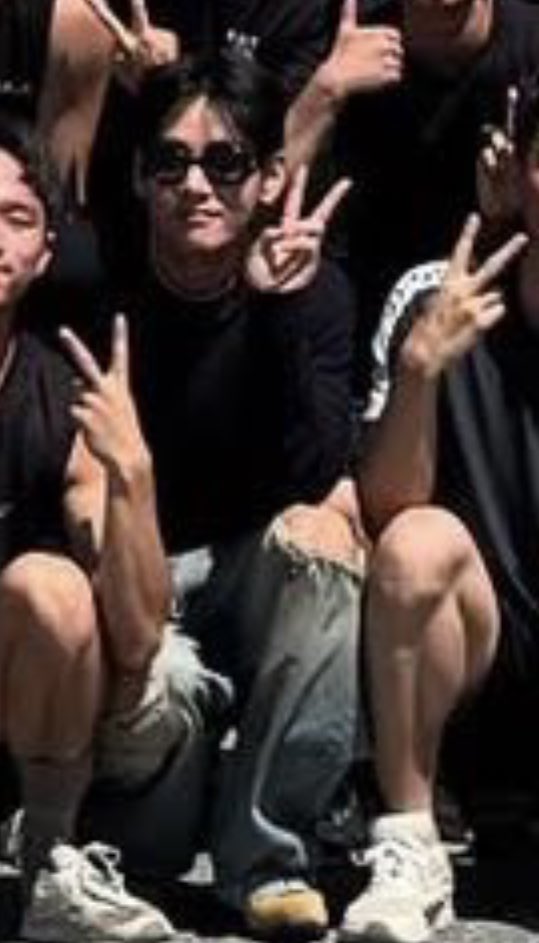 vantelom1's tweet image. his jeans?!?!?!?!!!!