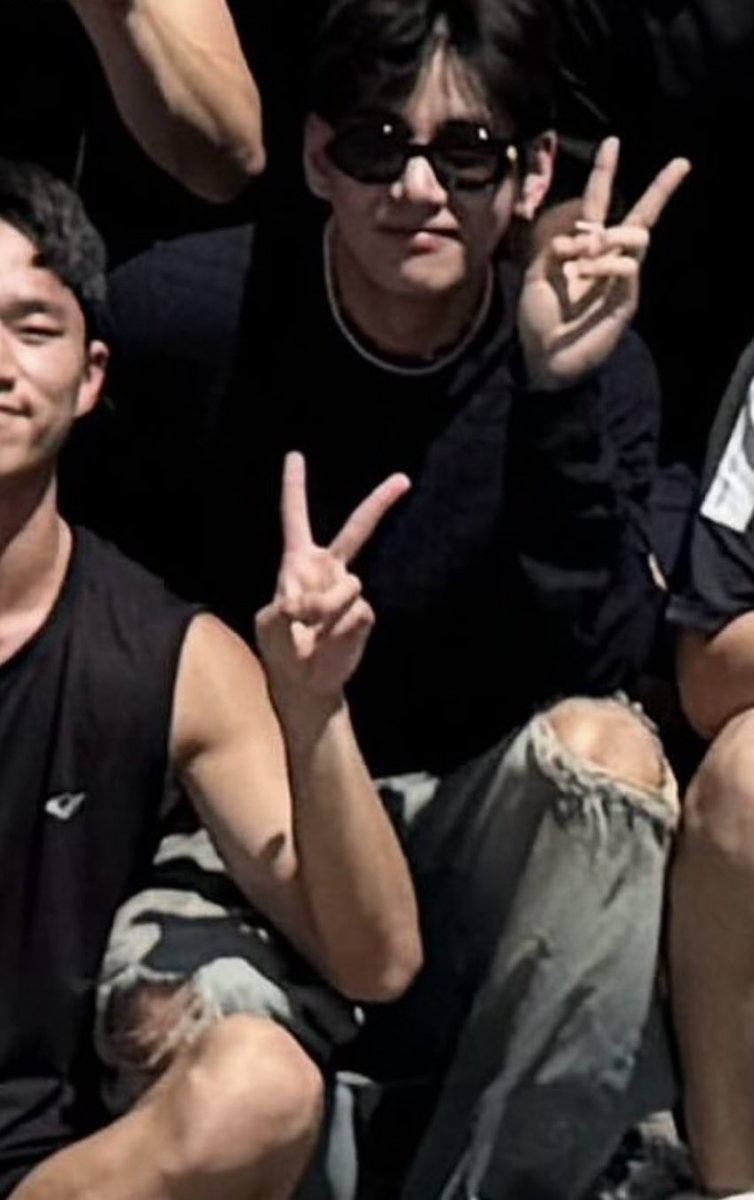 vantelom1's tweet image. his jeans?!?!?!?!!!!