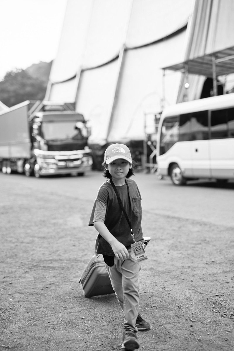 奇跡的にフジロック通訳のフリータイムに家族と合流できて息子と一緒にVaundy見れました。GREEN STAGE裏で家族写真を撮ってもらう贅沢！ありがとう<a href="/junpeihiyoshi/">日吉"JP"純平</a>
📷日吉"JP"純平
#fujlrockfestival2025 
#vaundy
#vulfpeck