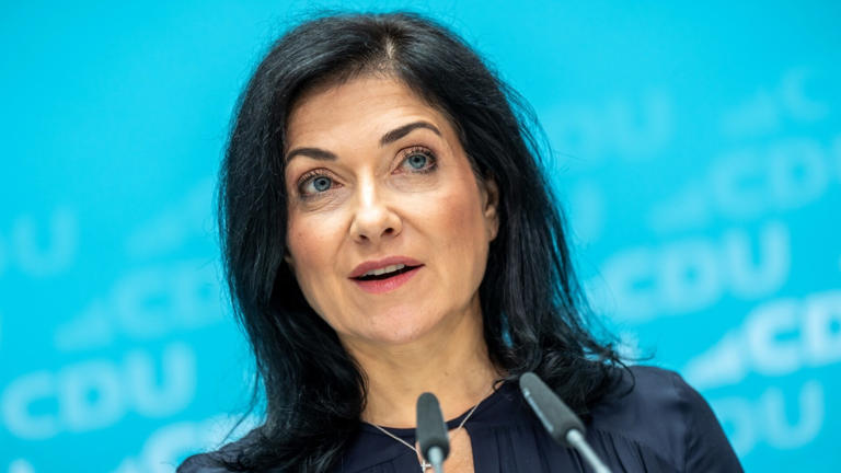 KAupelt's tweet image. Ich finde den Gedanken schon im Ansatz falsch, wie wäre es wenn man unsere in Watte gepackten Beamten ins Sozialsystem integriert. Mit welchem Recht sind sie eigentlich ausgeschlossen? Auch die Bedienermentalität des Staates aus den Rentenkassen gehört unter Strafe gestellt, das…