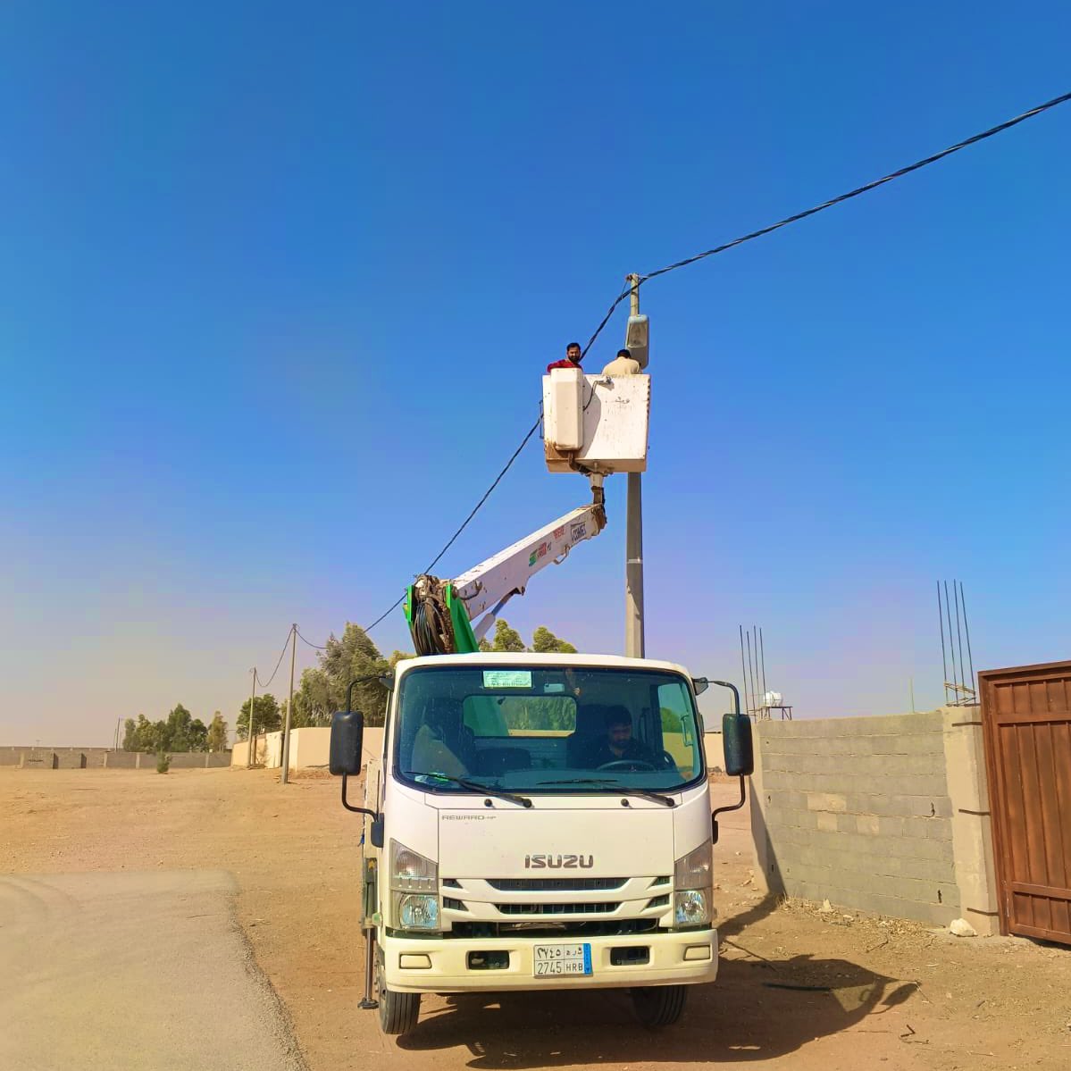 ummkhonsar's tweet image. #صور
#بلدية_أم_خنصر تواصل أعمالها الميدانية في إصلاح وصيانة أعمدة الإنارة بعدد من المواقع ضمن نطاقها الإشرافي، بهدف رفع مستوى السلامة وتحسين جودة الحياة.
#أمانة_منطقة_الحدود_الشمالية
#بلدية_أم_خنصر
