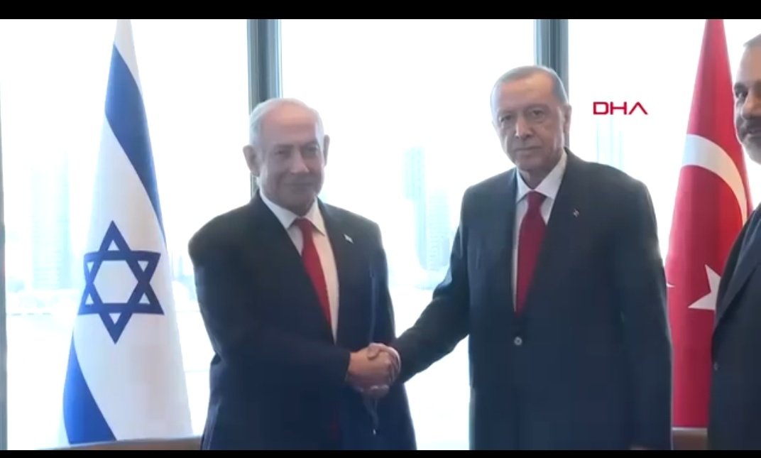bhatiqra34's tweet image. عشق قاتل سے مقتول سے یارانہ بھی .
Pro palestine.                 Pro israel.