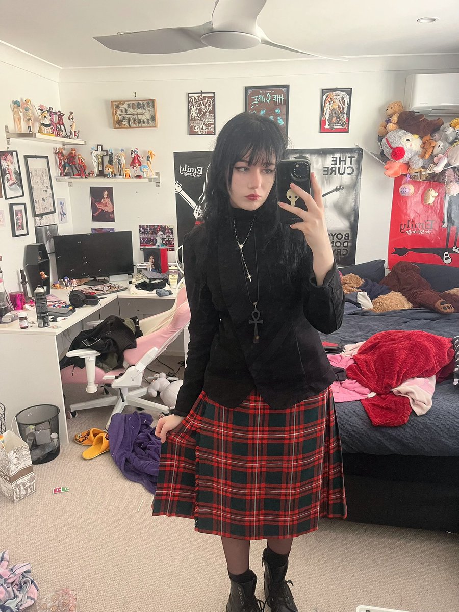 uw0ss's tweet image. Bro like 5 unhoused people stopped me to say i’m giving “audrey horne tea” :/