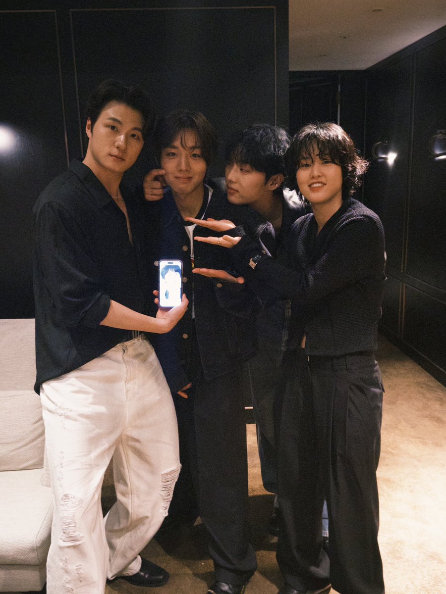 aydeii's tweet image. 범석이는 지금 화면에 갇혀있는데 니네는 볼콕이나 하고 있고