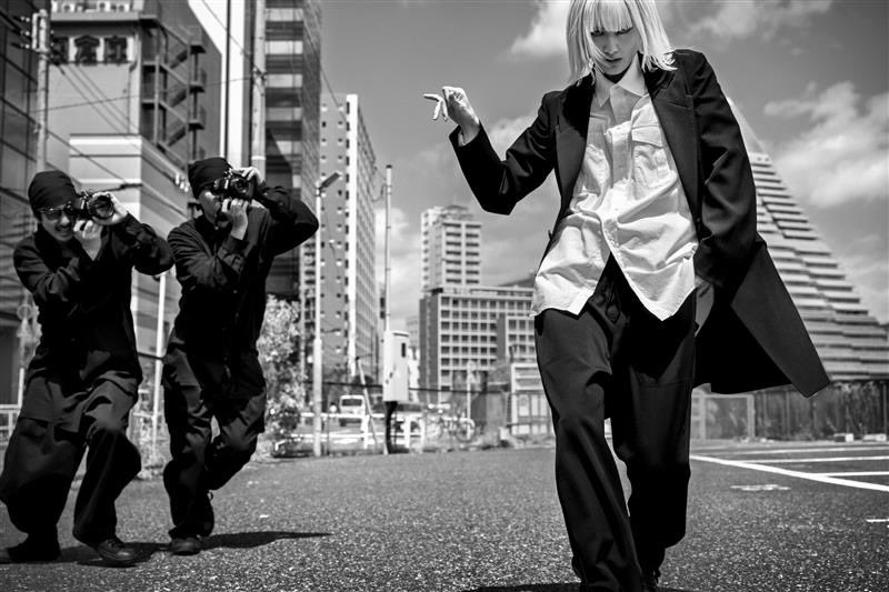 Y’s 25AW MAX VADUKUL, TOKYO AI HASHIMOTO  No neon. No clichés. Tokyo, reduced to tension and silence. AI Hashimoto — not models but performers — move through this strange theatre of elegance and surveillance. Shadowed by Cameraman. Framed through Max Vadukul’s lens.   #Ys
